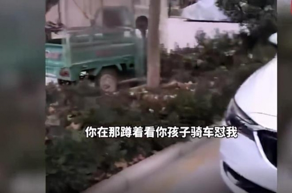 小孩騎車撞在路邊的車上后怪車主 網友看完瞬間來氣,！