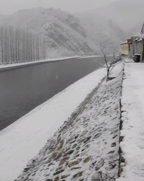 北京北部多地飄雪 道路結(jié)冰預警發(fā)布