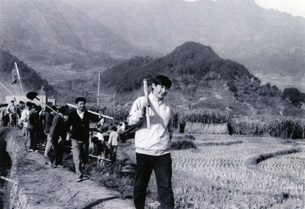 從50年前的這篇報道，感悟總書記的勞動本色