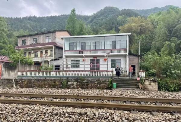 火車穿村致18死后又一老人被撞身亡 鐵路安全再引關注
