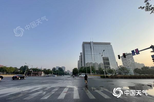 北京今明天晴热天气为主最高气温可达33℃ 紫外线强烈需防晒 补水降温别忽视
