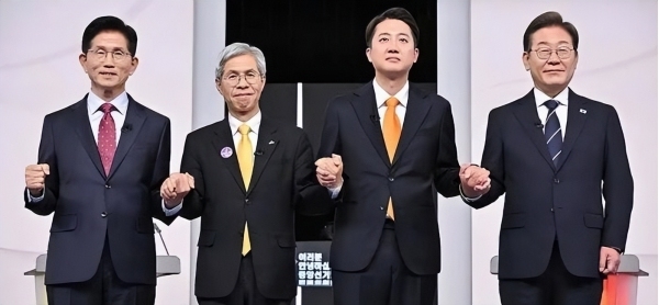 樸槿惠帶女保鏢逛菜市場 現(xiàn)場圍了幾百人 支持保守派選情