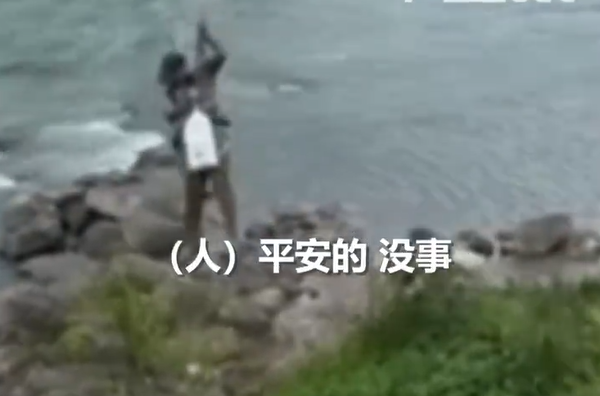 釣魚佬被困河中 男子用無人機(jī)吊上岸 暴雨救援展現(xiàn)科技力量