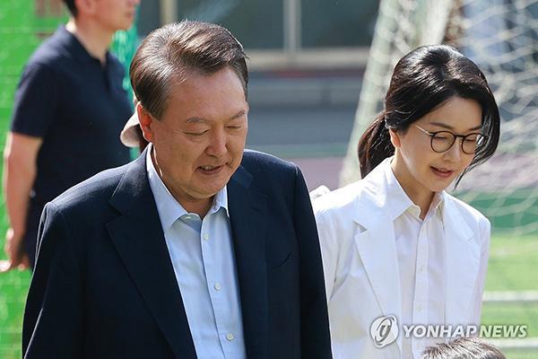尹錫悅夫婦在大選投票現(xiàn)場對提問沉默 未回應(yīng)調(diào)查問題