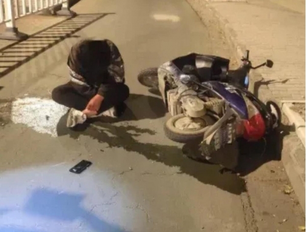 男子醉酒后騎摩托車騎到路中間車輛突然散架！