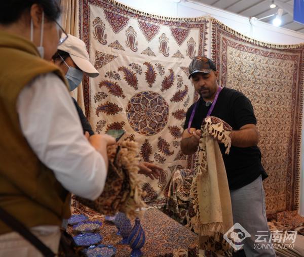 伊朗夫妇赴昆明参展市民抢购 穿越战火的承诺