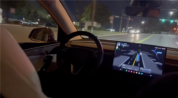 美國(guó)網(wǎng)友分享特斯拉 Robotaxi,，純視覺(jué)技術(shù)路線應(yīng)對(duì)夜間環(huán)境 | 圖片來(lái)源：X