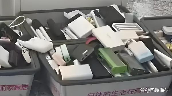 充电宝自弃潮 新规首日旅客忙抛弃