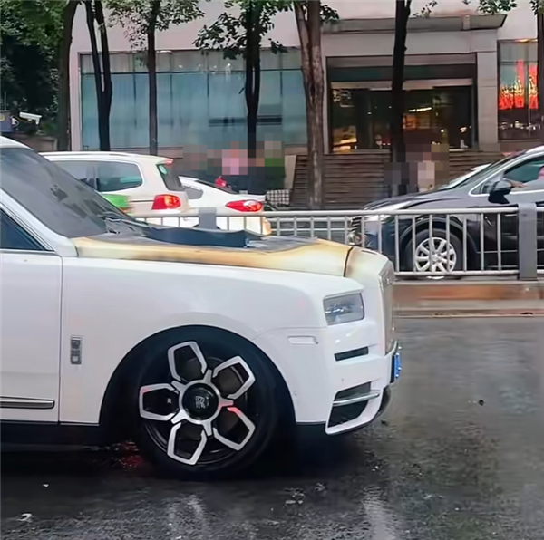 成都街頭一臺庫里南起火 豪車損失慘重
