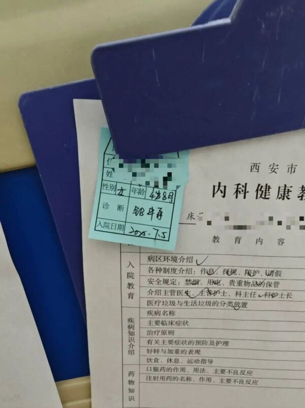 血鉛異?；純撼跖兄卸?個(gè)月以上 彩繪顏料成罪魁禍?zhǔn)?/></p><p>經(jīng)偵查，幼兒園園長朱某琳,、投資人李某芳同意后廚人員通過網(wǎng)絡(luò)平臺(tái)購買彩繪顏料,，并稀釋后用于部分食品制作。7月3日凌晨,，公安部門查獲了藏匿的剩余顏料,，經(jīng)檢驗(yàn)含有鉛（包裝明確標(biāo)識(shí)不可食用）。</p><p>事件發(fā)生后,，甘肅省委,、省政府主要領(lǐng)導(dǎo)召開會(huì)議進(jìn)行專題部署，要求一切圍繞幼兒身心健康,、公共安全全力開展工作,。天水市成立由公安、衛(wèi)健,、疾控,、教育、市場監(jiān)管等部門組成的聯(lián)合調(diào)查組,，開展流調(diào)溯源,、人員檢測、醫(yī)療救治,、案件偵查等工作,。國家衛(wèi)生健康委、教育部,、國家市場監(jiān)督管理總局,、國家疾控局也派出專門力量指導(dǎo)處置工作。</p>
            </div>
            <!-- /qudao/etc/endpage/ep_pagetop.shtml Start -->
<div   id=