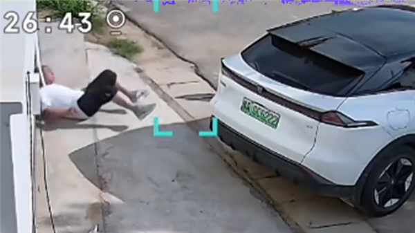 蓄電池漏液男子開車被臭暈 挪車竟“中毒”
