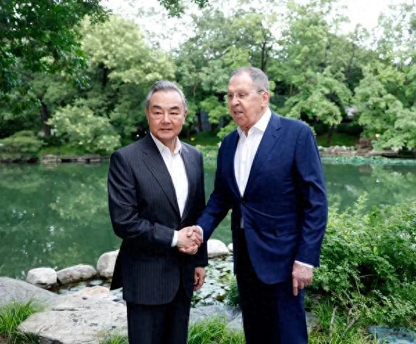 王毅在京見拉夫羅夫 兩人都沒打領(lǐng)帶：就朝鮮半島,、烏克蘭危機(jī),、伊朗核等問題交換意見