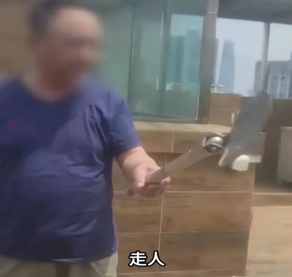 工人高空作业时绳索险些被切断后续：官方处理结果惹争议