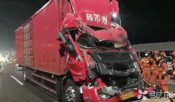 司机昏迷卡在车内 消防紧急救援 6分钟紧张施救