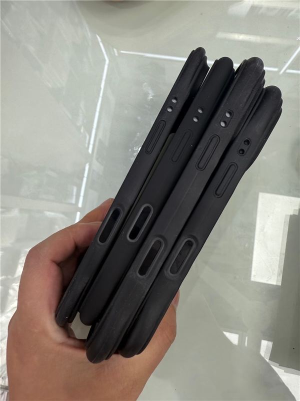 iPhone17官方保护壳首曝 液态玻璃设计引关注