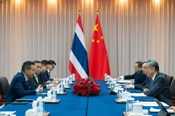 泰外长带33国外交官边境视察