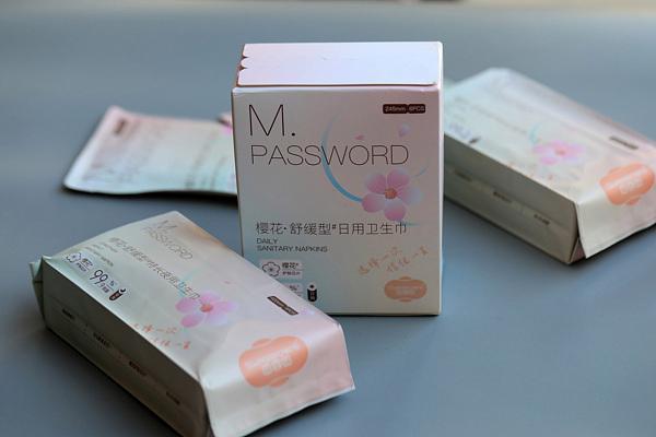 辛巴自创卫生巾品牌陷致癌风波