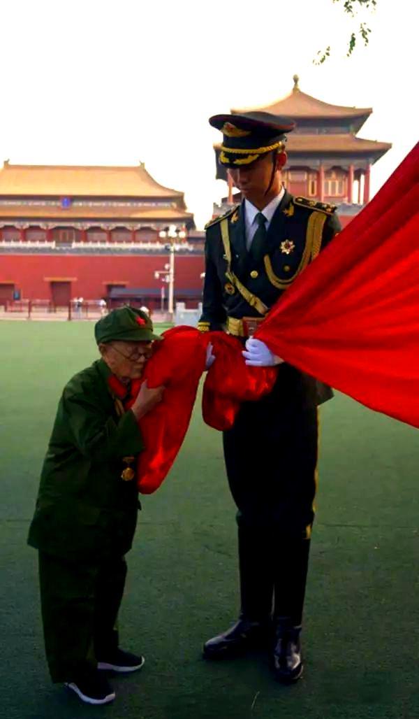 今天14亿中国人都是护旗手 爱国热潮涌动