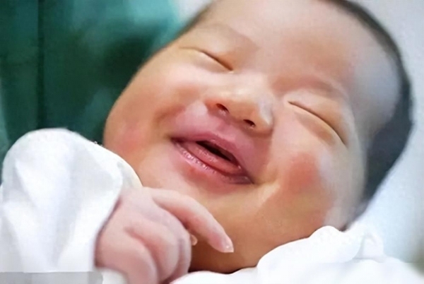 宝宝自带微笑出生被打脚心后才大哭