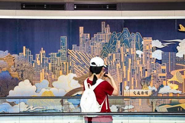 江北国际机场上新指廊长卷壁画 展现雄奇山水与新韵重庆