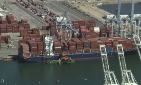 美国长滩港一货轮掉落近70个货柜