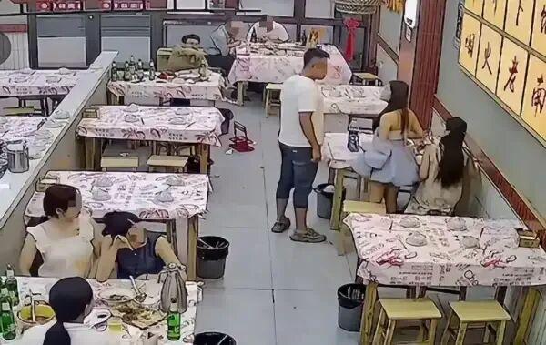男子饭店摸女生头被行拘 夜宵店纠纷引发关注