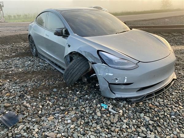 特斯拉FSD被指在铁路口无法识别火车 美监管机构已介入调查 安全隐患引关注