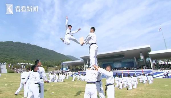 韩士兵表演失误李在明面无表情鼓掌