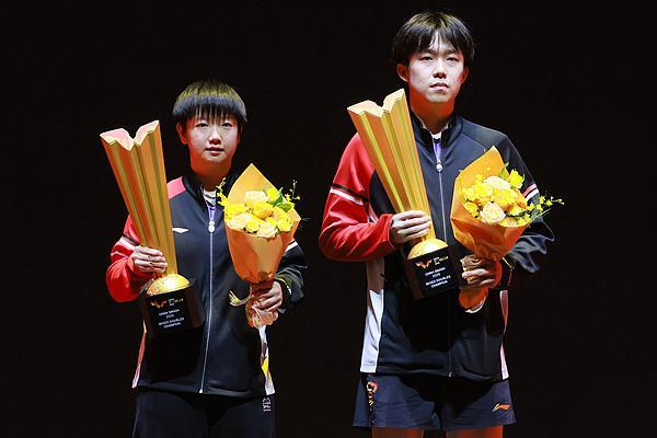 王楚钦孙颖莎握手庆祝混双五冠王 默契配合再创辉煌