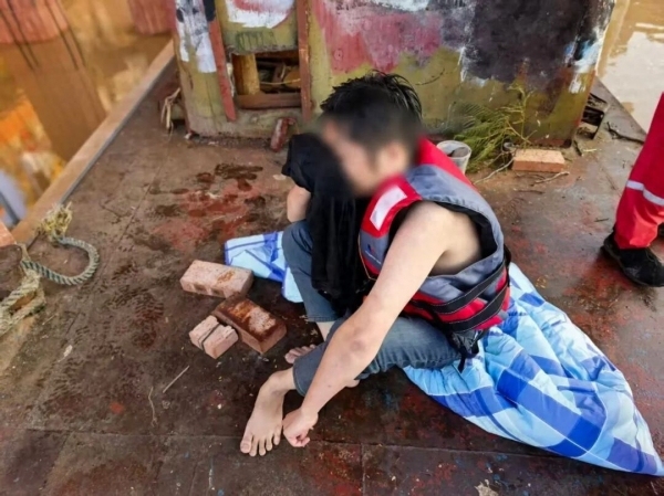 惊险一幕!男子掉入邕江漂浮2个多小时被救