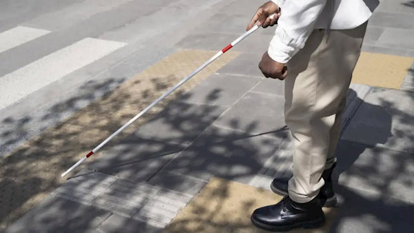 男子假装盲人50年骗取830万补助