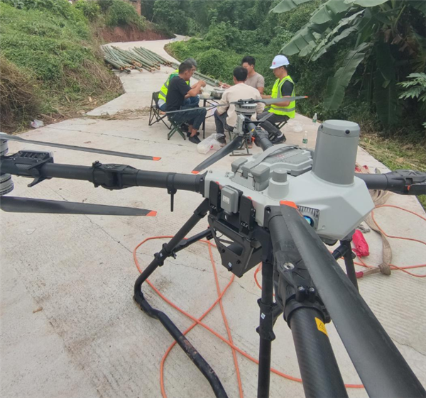 小伙用无人机吊运竹子月赚4万 科技助农新样板