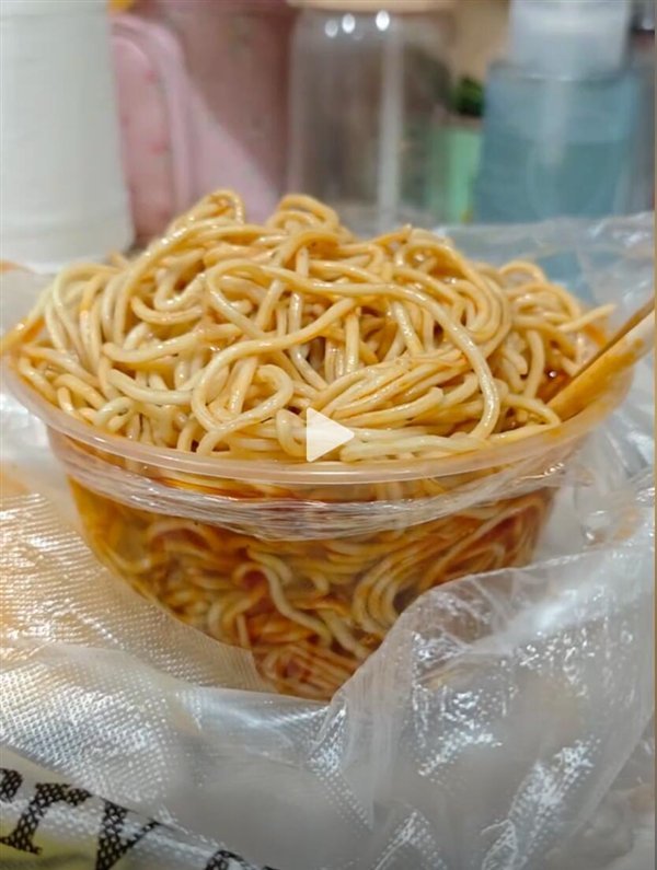 牛肉面馆一碗管饱面全网爆火 实在老板获赞无数