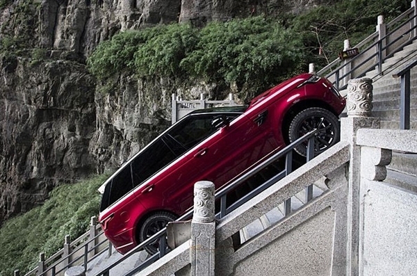 一越野车挑战天门山天梯失败 景区回应小意外