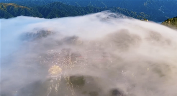 男子拍到河南老君山震撼場(chǎng)景 如夢(mèng)如幻仙氣護(hù)罩