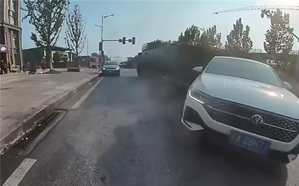 轿车违规掉头撞装甲车 规则与侥幸的较量