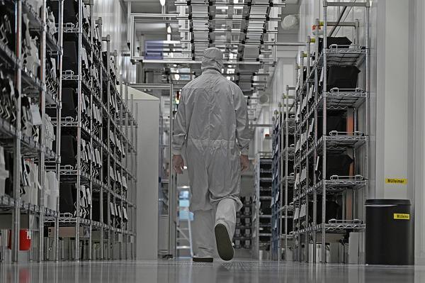 荷蘭大臣稱沒(méi)想到中方真叫停芯片出口 反制措施出乎意料