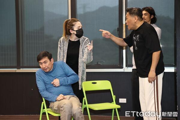 许玮甯患甲流不敢抱女儿 病情加剧仍敬业出席