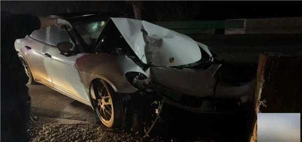 保时捷事故报废 保险只赔一半保额 车主质疑赔偿标准