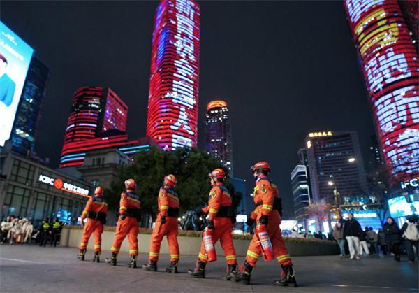 南京消防员护航跨年夜 确保节日安全