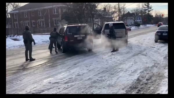 毒菇先生:认知衰退?转移视线?逃避回答?混乱如何成为特朗普的执政手段 权力的混乱艺术