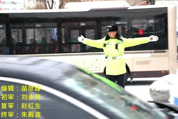 交警巡逻遇醉酒男子 暖心护送其回家 学雷锋做好事