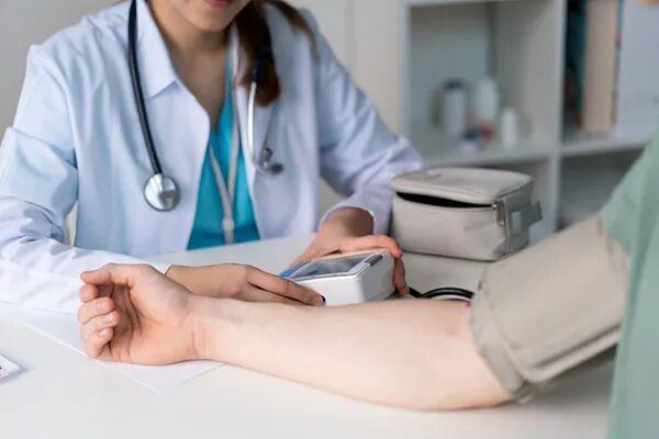 一个动作自测血管抵抗力 握拳判断健康