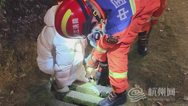 女子散步腿部卡入井盖缝隙 消防救援