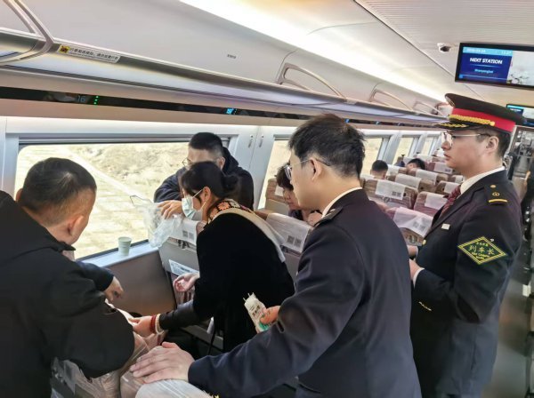 医生列车上施救突发疾病乘客 中医技艺显神威