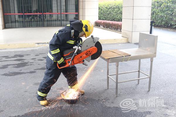 切割作业火星飞溅真的会“秒燃”