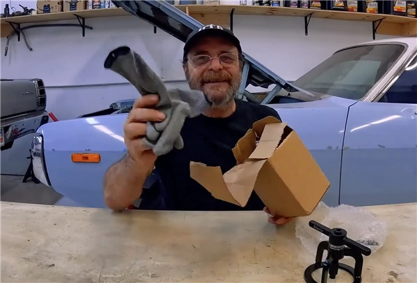 一副手套一件舞裙 为何能在国外刷屏