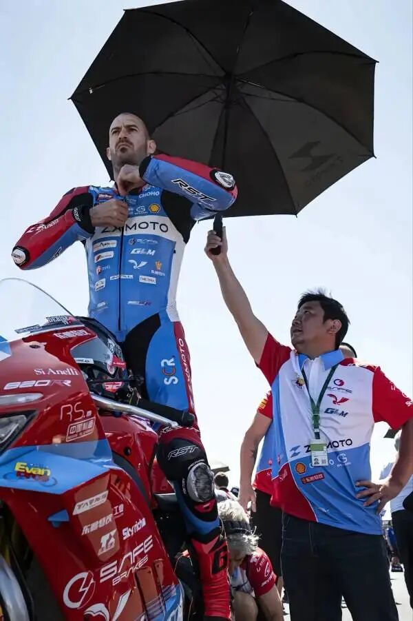 冠军车手德比斯谈为何选张雪机车 中国品牌的崛起之路