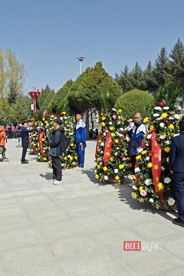 3000名师生凌晨徒步百里祭英烈 行走的思政课