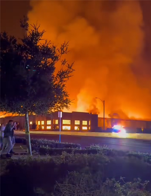 美国男子不满工资焚烧上亿美元仓库 薪资纠纷引发极端行为